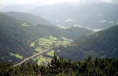 Inn das Dahl fiehrt e wunnerscheenie Abfahrd. Inn das Dahl fiehrt e wunnerscheenie Abfahrd.