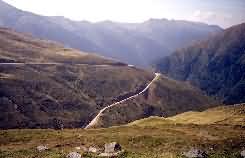 Die Schdroß dort geeds erunner. Die Schdroß dort geeds erunner.