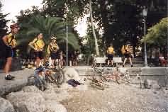 Mir komme nuur, wenn´s was tse dringge gäbt.  Mir komme nuur, wenn´s was tse dringge gäbt.