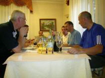 Due giraffe vino rosso e due litro aqua miserabile!