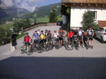 Routinestartfoto mit der Strecke im Hintergrund