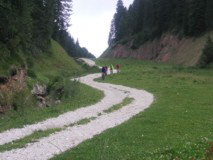 Steile, weiche Schotterpiste